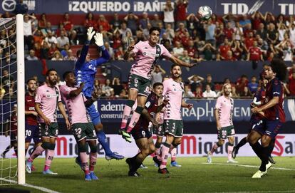 Bartra despeja una aproximación de Osasuna.