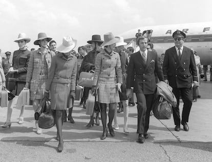 El diseñador Marc Bohan, entonces director creativo de Dior, retratado en Barajas en abril de 1967 junto a nueve modelos de la casa. Todos viajaron a Madrid para presentar un centenar de diseños de la colección primavera/ verano 1967 de Dior invitados por la baronesa de Boisseson, entonces esposa del embajador francés. 