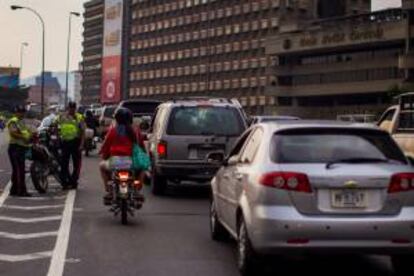 Policías venezolanos vigilan el 3 de septiembre de 2013, después de un fallo en una línea de transmisión del sistema eléctrico en Caracas (Venezuela). EFE/Archivo