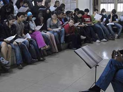El <b>juglar</b> Emiliano Valdeolivas, actuando en el instituto Lluís Vives de Barcelona.