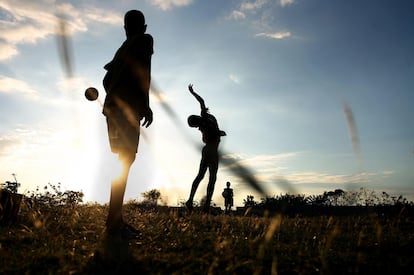 Un grupo de niños juega al fútbol en un descampado a las afueras de Puerto Príncipe, Haití.