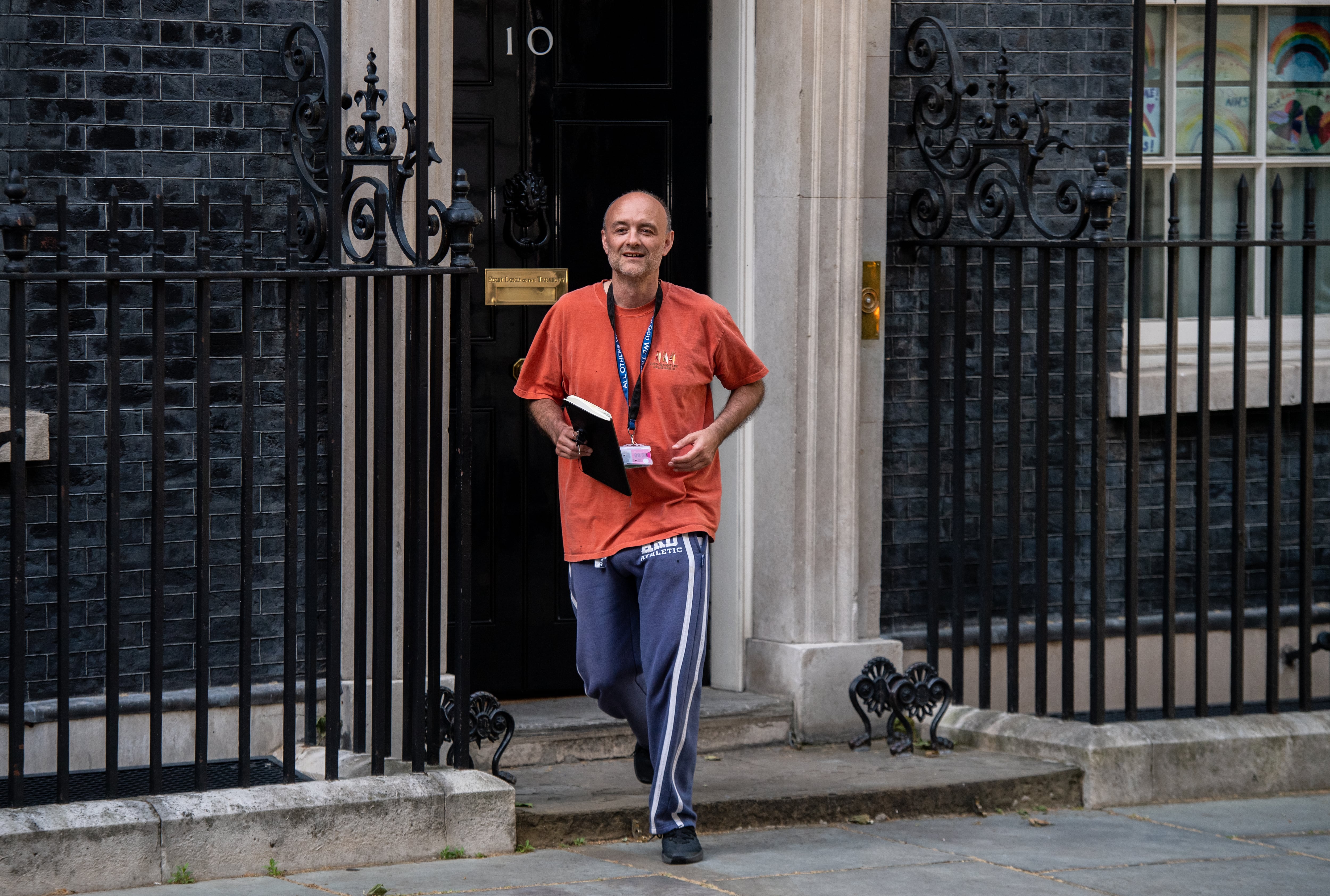 Dominic Cummings, asesor de Boris Jonhson, abandonando el 10 de Downing Street en chándal.