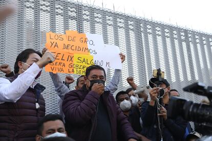 aspirante a gobernador Félix Salgado Macedonio participa en una protesta en el Tribunal Electoral