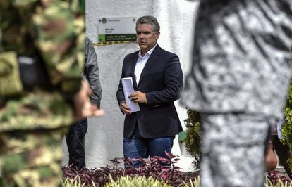 El presidente de Colombia, Iván Duque, acude al lugar donde se perpetró el atentado para dar una conferencia de prensa.