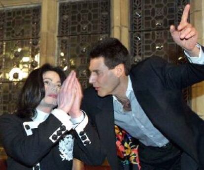 Michael Jackson y Uri Geller, durante su intervención en Oxford.