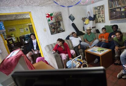 Inmigrantes centroamericanos observan el partido entre Honduras y Ecuador en el albergue Tochán durante el Mundial de Brasil 2014.