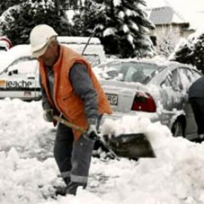 Varios operarios retiran nieve de una calle de Roncesvalles, en Navarra