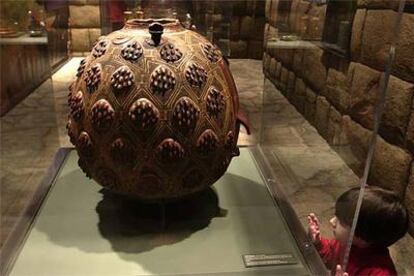 Un niño observa una cerámica del Machu Picchu en el Museo de la Universidad de Yale (EE UU).