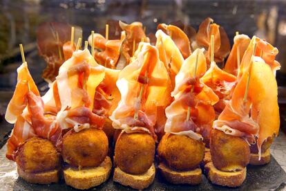 Croquetas de jamón en la barra de un bar de la calle Laurel, la zona de tapas de Logroño, capital de La Rioja. 