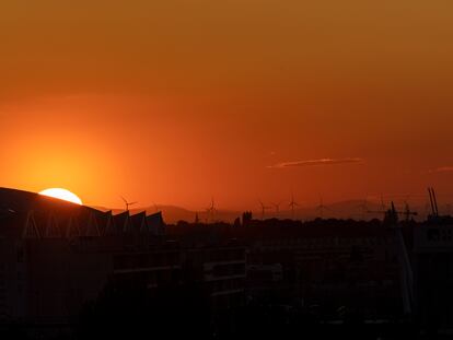 El sol se oculta en el horizonte de Zaragoza, este lunes.