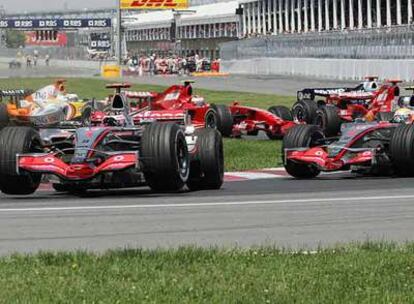 Alonso se cruza ante Hamilton tras salirse de la pista en la primera curva.