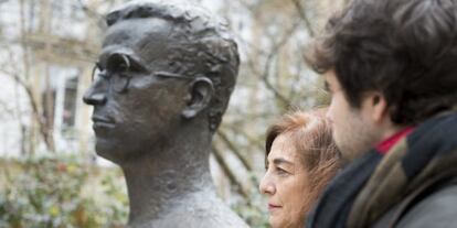 Cristina Uriarte, junto al busto de Lauaxeta, en su nuevo emplazamiento de junto al convento de las Carmelitas, en Vitoria. 