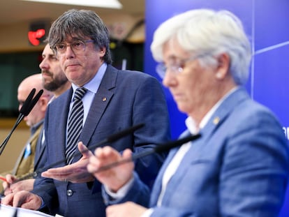 El eurodiputado y 'expresident' Carles Puigdemont y, en primer plano, Clara Ponsatí, en la rueda de prensa posterior a la sentencia del TGUE, hace dos semanas en Bruselas.