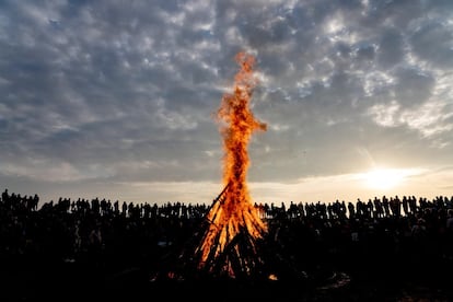 Personas se reúnen alrededor de una hoguera este martes, para celebrar la Noche de Walpurgis, en Malmo (Suecia). La Noche de Walpurgis en Suecia es una fiesta religiosa tradicional de origen pre-cristiano que hoy en día se celebra principalmente para dar la bienvenida a la primavera.