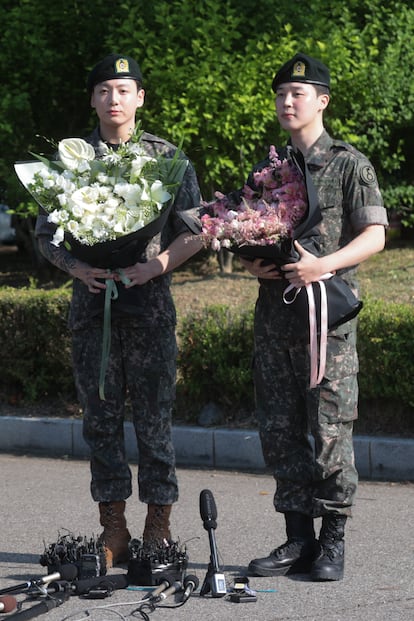 Jimin y Jungkook, recibidos con ramos de flores tras completar el servicio militar obligatorio en Corea del Sur. 