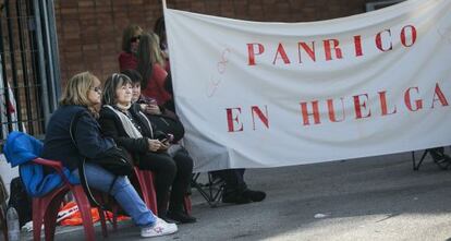 Un grupo de trabajadores en huelga, en Santa Perpètua.