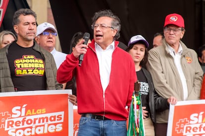 Gustavo Petro que ha declarado este martes como día cívico para alimentar las movilizaciones, miles de sindicalistas, estudiantes, militantes de la izquierda e indígenas han pedido al Senado no oficializar lo que parece ser una realidad: negar la reforma laboral.