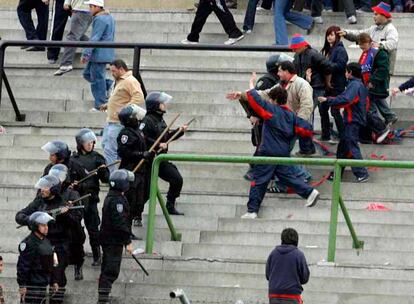 Un momento del enfrentamiento en las gradas entre seguidores del Nueva Chicago y el Tigre.