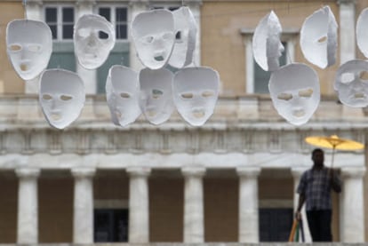 Máscaras ante el Parlamento griego que representan a los diputados que aprobaron el recorte.