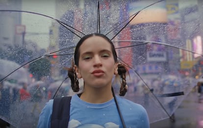 Rosalía, en una de las imágenes de ‘Tuya’.