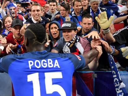 Pogba saluda a la afici&oacute;n tras la victoria contra Islandia.