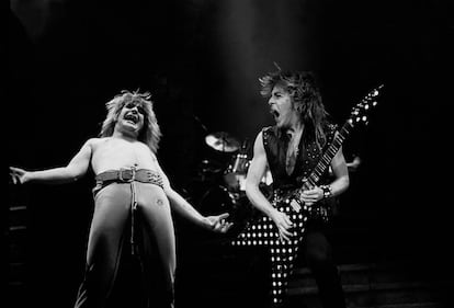 Ozzy Osbourne y Randy Rhoads, con su guitarra de lunares en forma de flecha, en un concierto celebrado en Rosemont, Illinois, en enero de 1982, dos meses antes de su muerte.