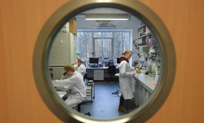 Trabajadores del Instituto de Virología de la Universidad Philipps de Marburgo (Alemania), que investiga una vacuna contra el coronavirus de Wuhan.