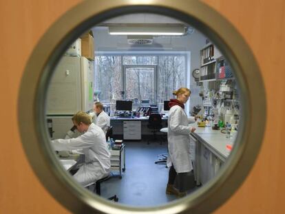 Funcionários do Instituto da Virologia da Universidade Philipps, em Marburg (Alemanha), que pesquisa uma vacina contra o coronavírus.