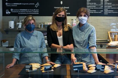 Montse Escolà (izquierda), junto a su hermana y una empleada de su panadería en La Barceloneta.
