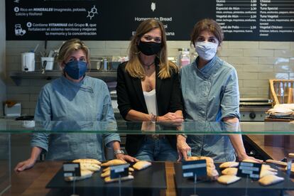 Montse Escolà (izquierda), junto a su hermana y una empleada de su panadería en La Barceloneta.
