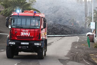 Un camión de la UME se aleja de la lava en el barrio de La Laguna (Los Llanos de Aridane), en La Palma. 