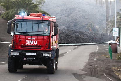 A Military Emergency Unit truck drives away from the lava in the neighborhood of La Laguna, in Los Llanos de Aridane.