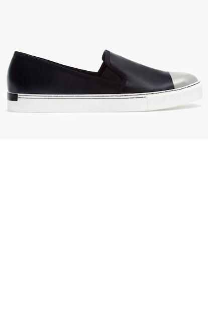 Stradivarius las 'clona' en negro (25,95 euros).