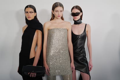 Tres modelos con la colección otoño/invierno de Courrèges, en el 'backstage' del desfile en la semana de la moda de París.