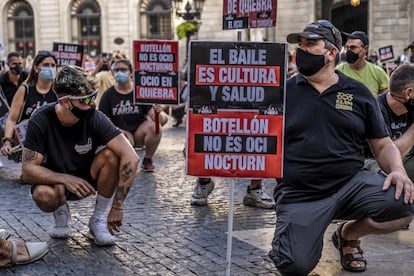Representantes y trabajadores del ocio nocturno se han manifestado en varias ciudades de España para pedir cambios en unas nuevas normas que los deja indefensos y sin posibilidades de movimiento.