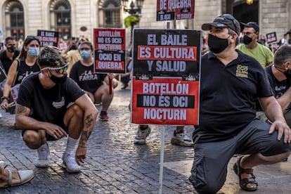 Representantes y trabajadores del ocio nocturno se han manifestado en varias ciudades de España para pedir cambios en unas nuevas normas que los deja indefensos y sin posibilidades de movimiento.