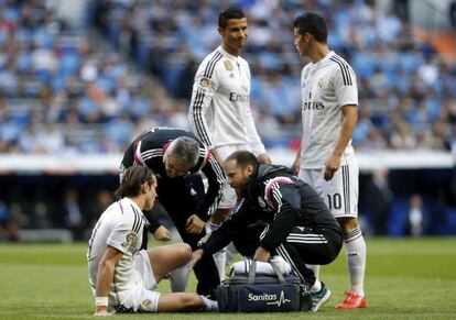 Gesto de preocupación de Cristiano hacia James mientras los médicos atienden a Bale.