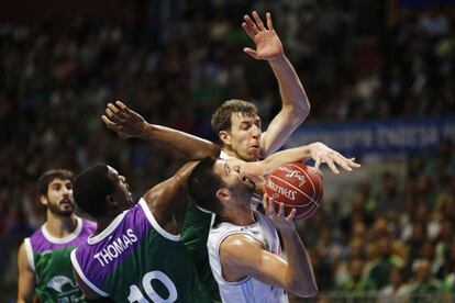 Felipe Reyes tira a canasta ante Will Thomas