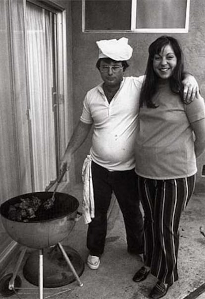 'El domingo por la tarde lo hacemos juntos. Yo cocino los filetes y mi esposa hace la ensalada' (1971), de la serie 'Suburbia', de Bill Owens.