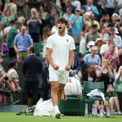 Spain's Carlos Alcaraz celebrates after beating Russia's Andrey Rublev during a fourth round men's singles match at the Wimbledon Tennis Championships in London, Sunday, July 6, 2025. (AP Photo/Alastair Grant)