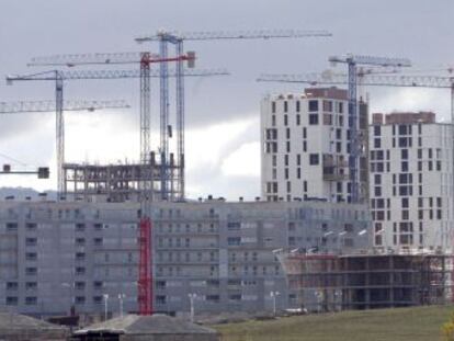 En la imagen, varios edificios de viviendas en construcción. EFE/Archivo