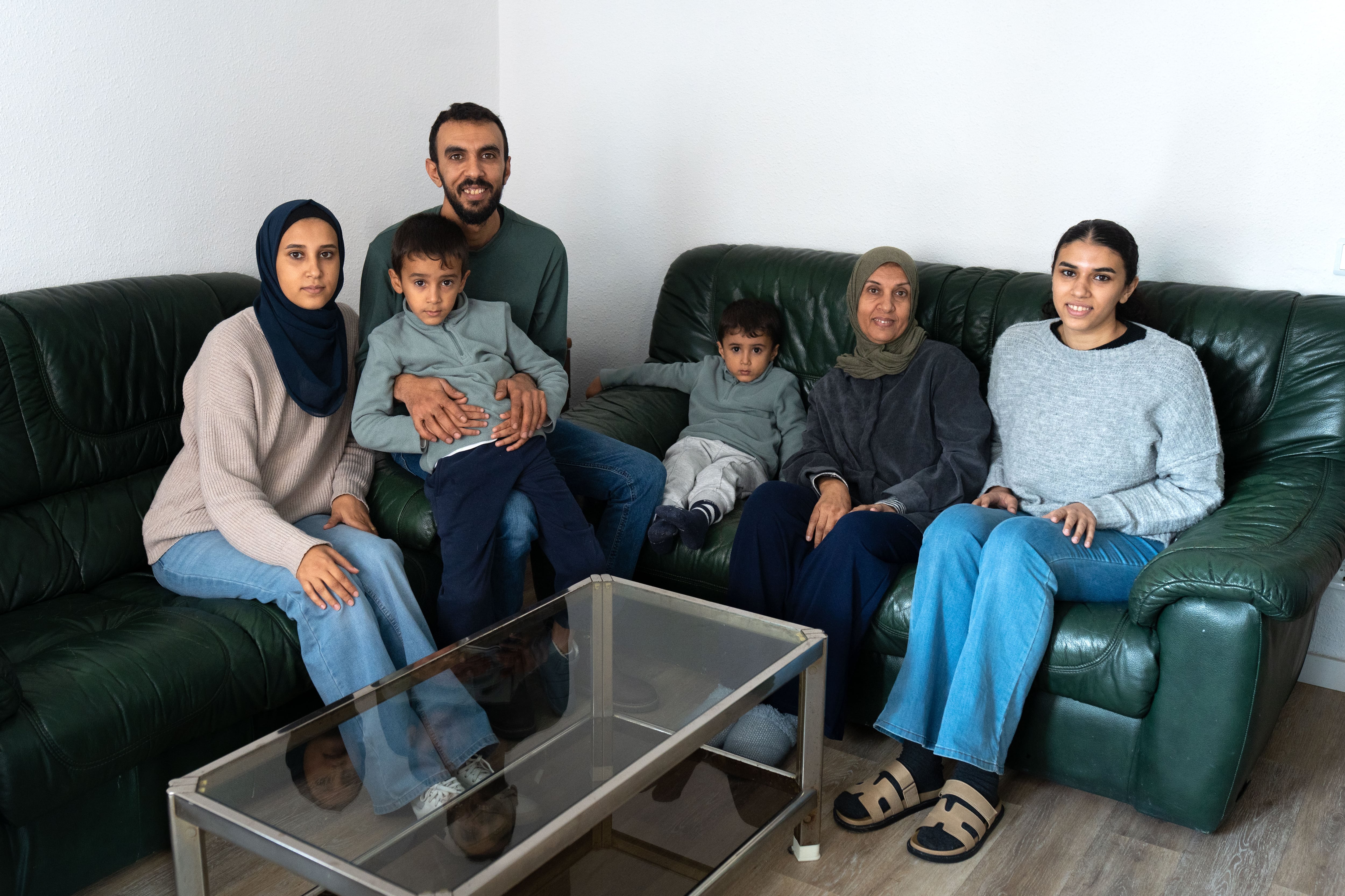 Fayad Abumuaileq y su familia posan en el salón de su piso en Valladolid.