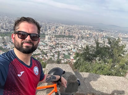 Una 'selfie' de Boric en bicicleta en el cerro San Cristóbal compartida en sus redes sociales.