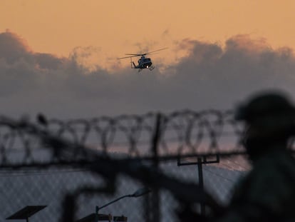 El helicóptero que transporta a Ovidio Guzmán llega al penal federal de El Altiplano al mismo tiempo que un convoy por tierra, este jueves.