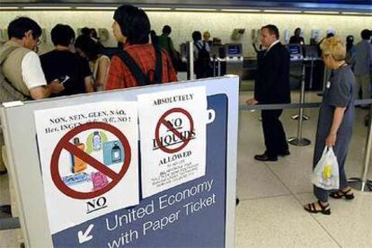 Unos carteles informan de los objetos y sustancias que está prohibido subir al avión, en el aeropuerto JFK de Nueva York.