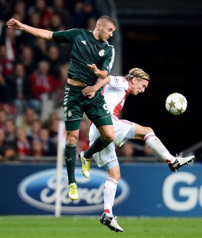 Karim Benzema salta con el danés Poulsen.