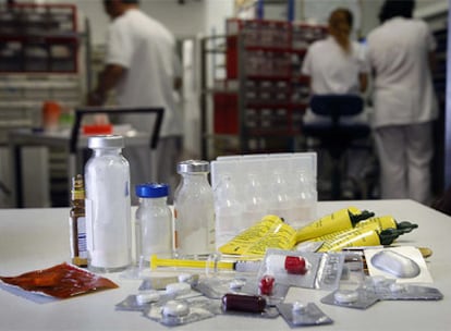 Muestra de diversos medicamentos genéricos en un hospital.