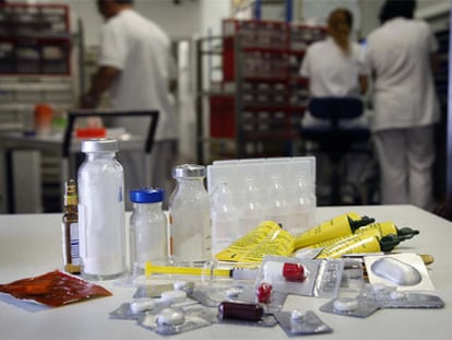 Muestra de diversos medicamentos genéricos en un hospital.