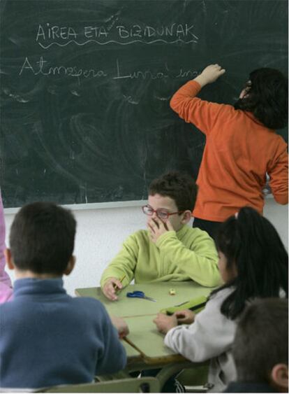 Un grupo de alumnos sigue una clase de euskera en la <i>ikastola</i> Jakintzqa, sita en Ordizia