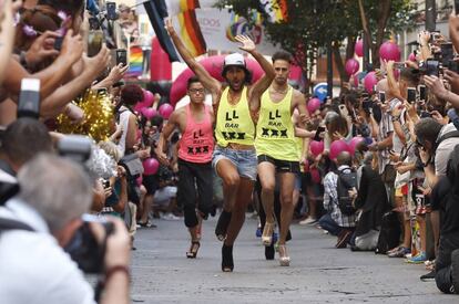 Uno de los participantes en la carrera de tacones de la calle Pelayo, uno de los eventos más tradicionales de la fiestas del Orgullo Gay.